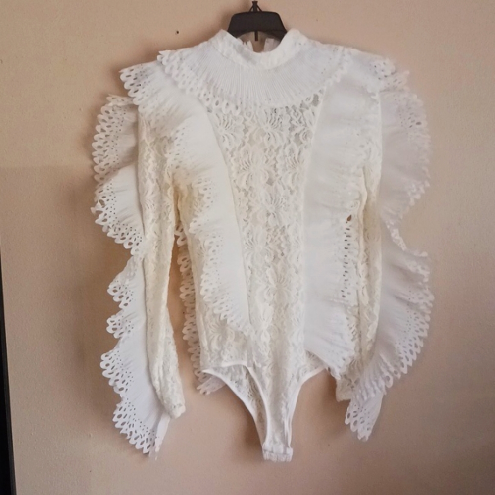 White lace onesie never worn tags still on it fashion Nova